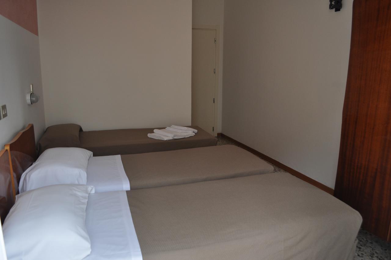 Hotel Urano กัตตอลิกา ภายนอก รูปภาพ