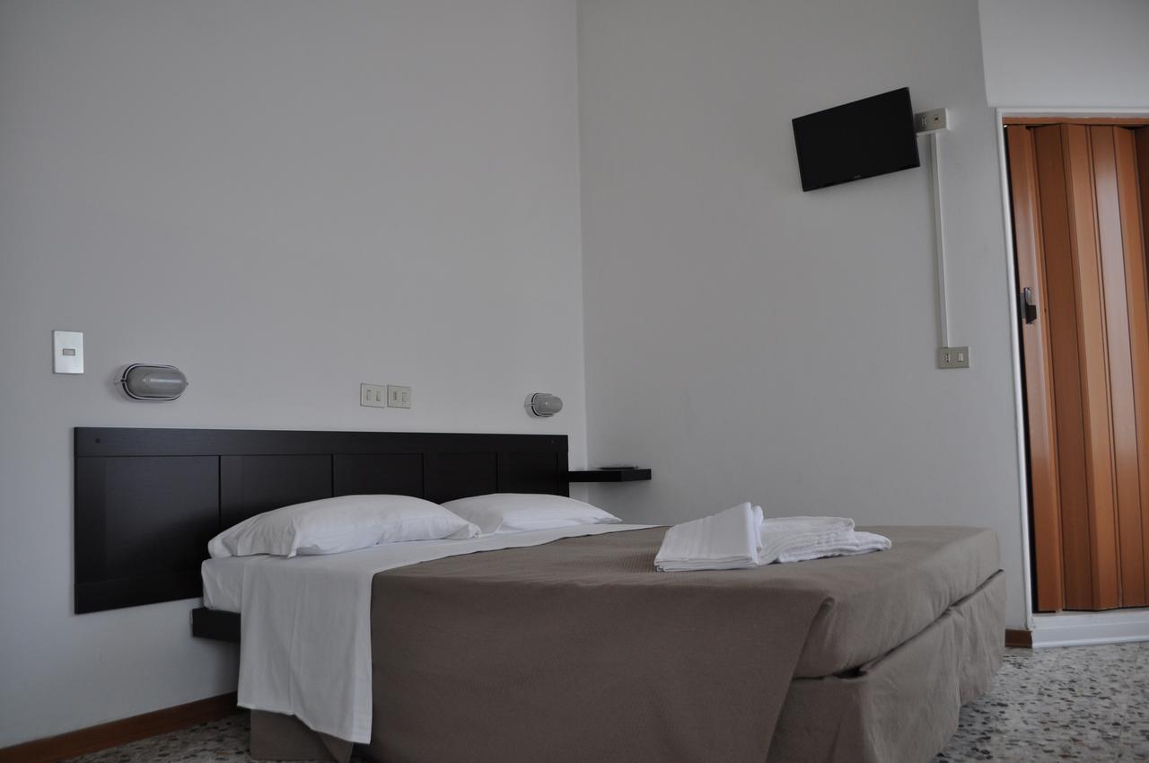 Hotel Urano กัตตอลิกา ภายนอก รูปภาพ