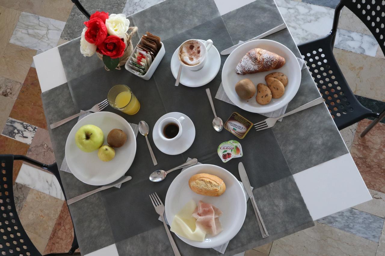 Hotel Urano กัตตอลิกา ภายนอก รูปภาพ