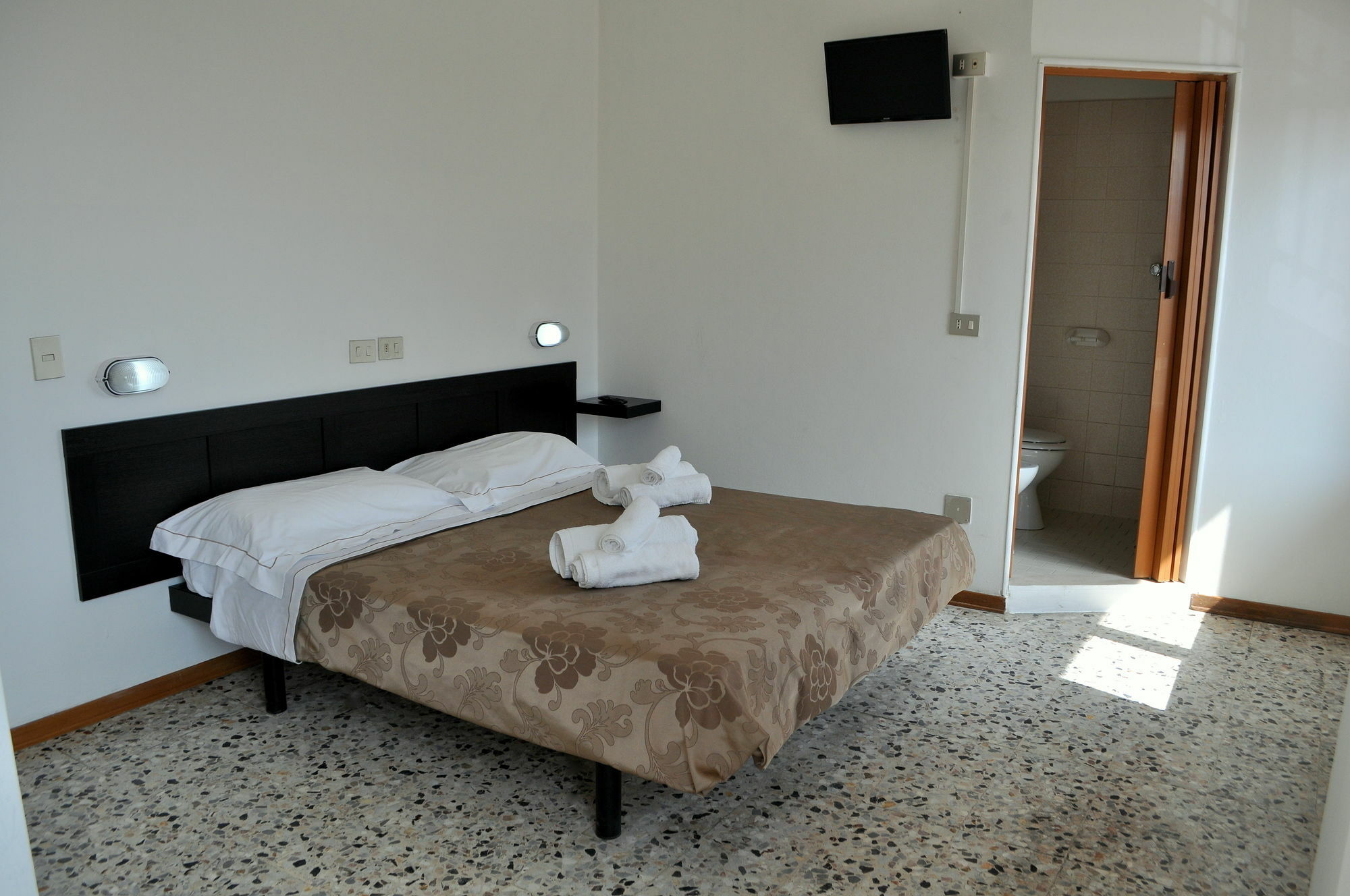 Hotel Urano กัตตอลิกา ภายนอก รูปภาพ