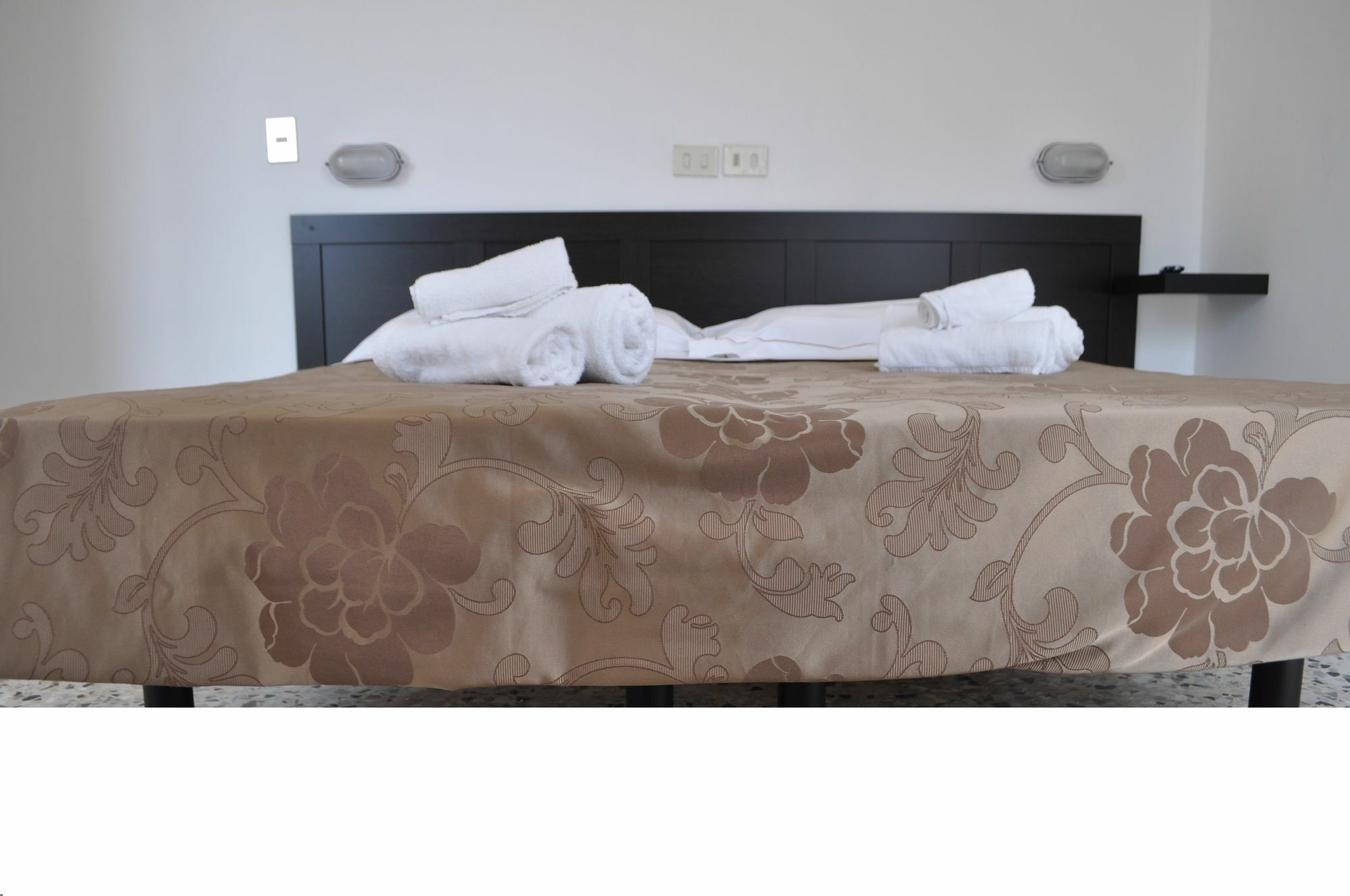 Hotel Urano กัตตอลิกา ภายนอก รูปภาพ
