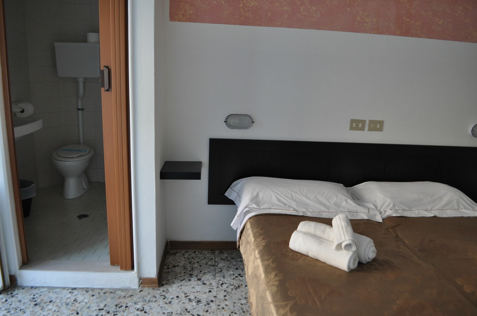 Hotel Urano กัตตอลิกา ภายนอก รูปภาพ