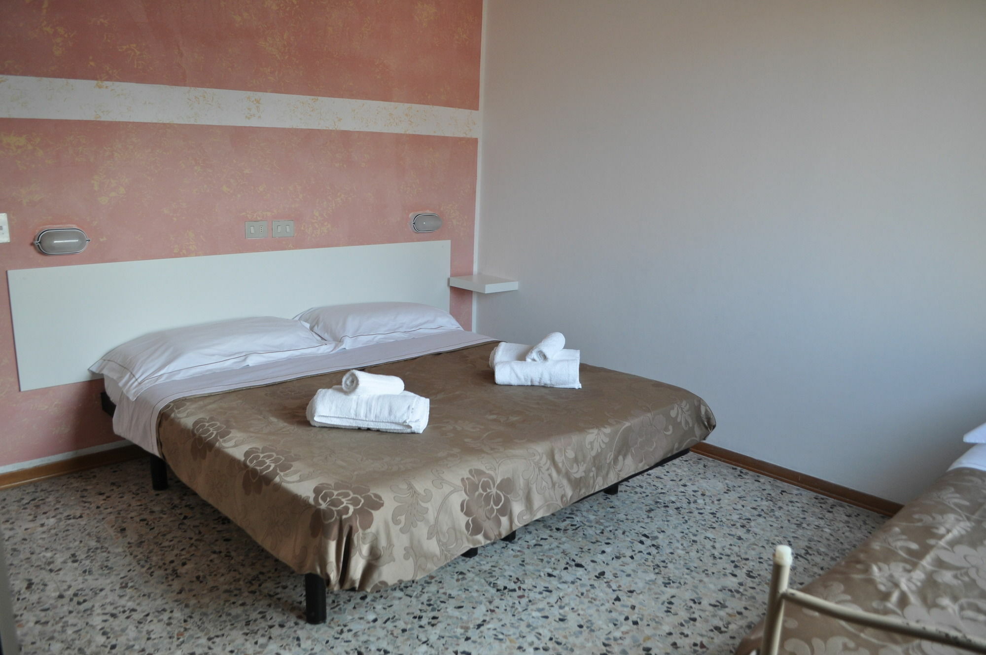 Hotel Urano กัตตอลิกา ภายนอก รูปภาพ