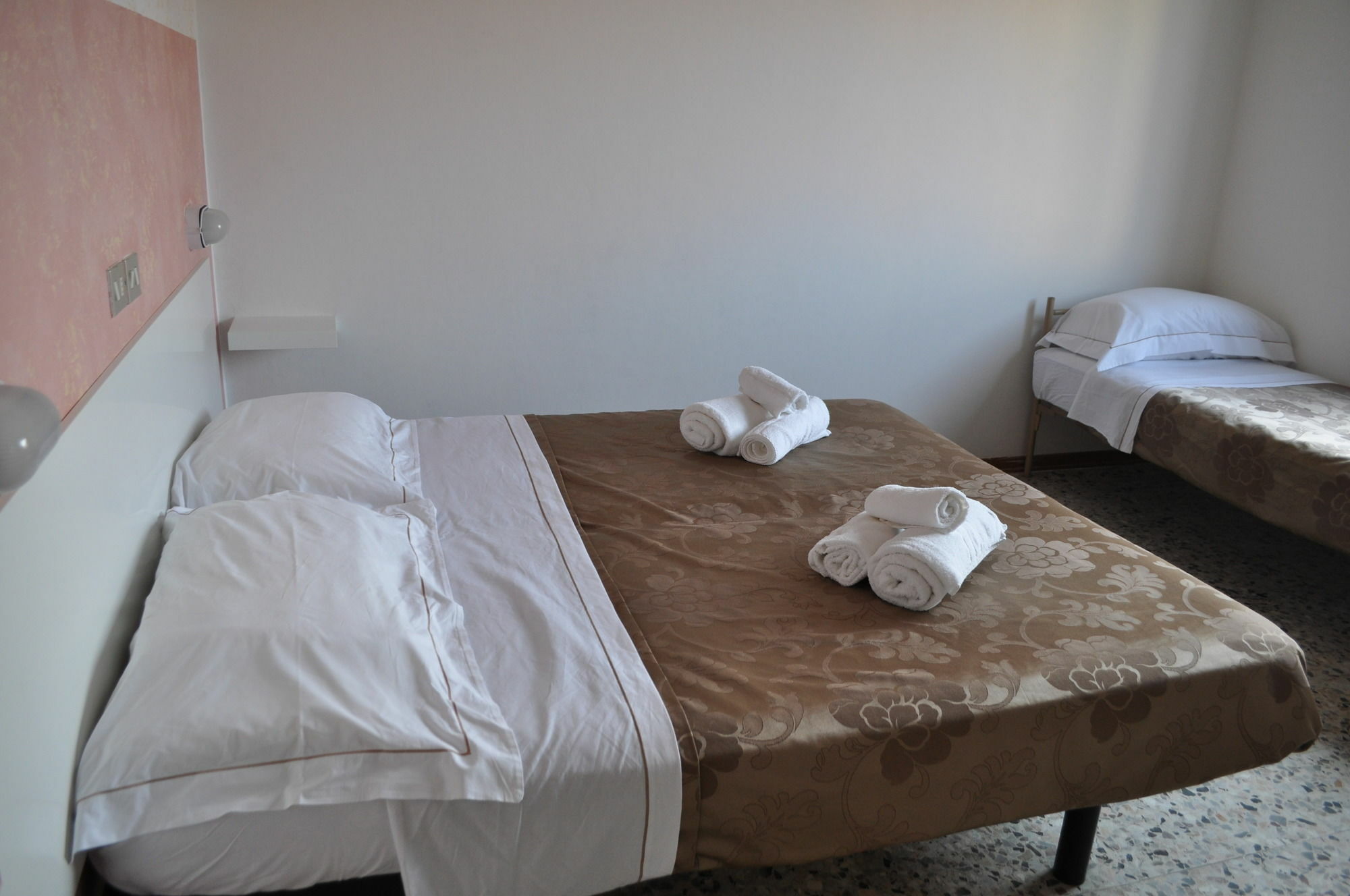 Hotel Urano กัตตอลิกา ภายนอก รูปภาพ