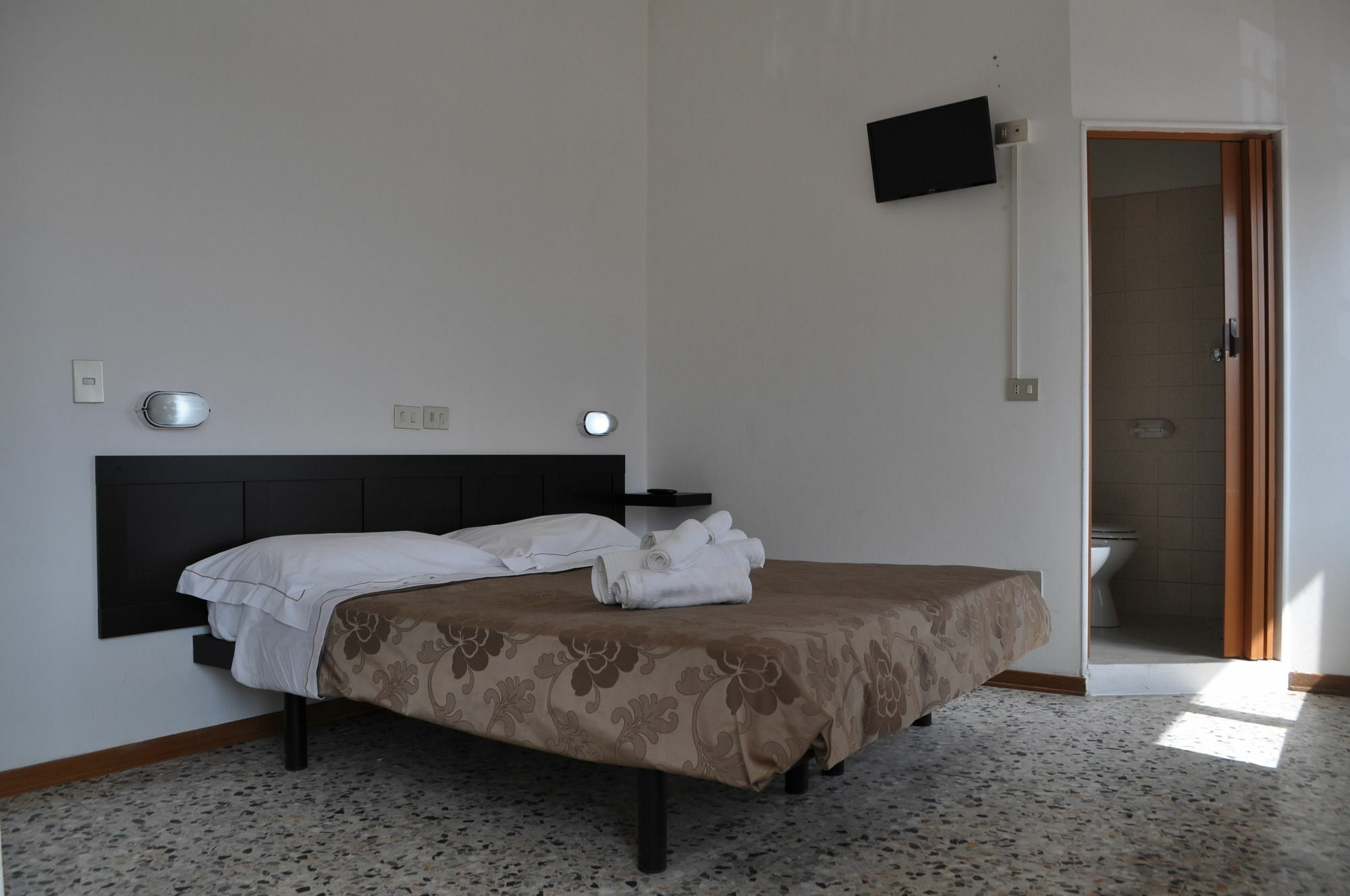 Hotel Urano กัตตอลิกา ภายนอก รูปภาพ
