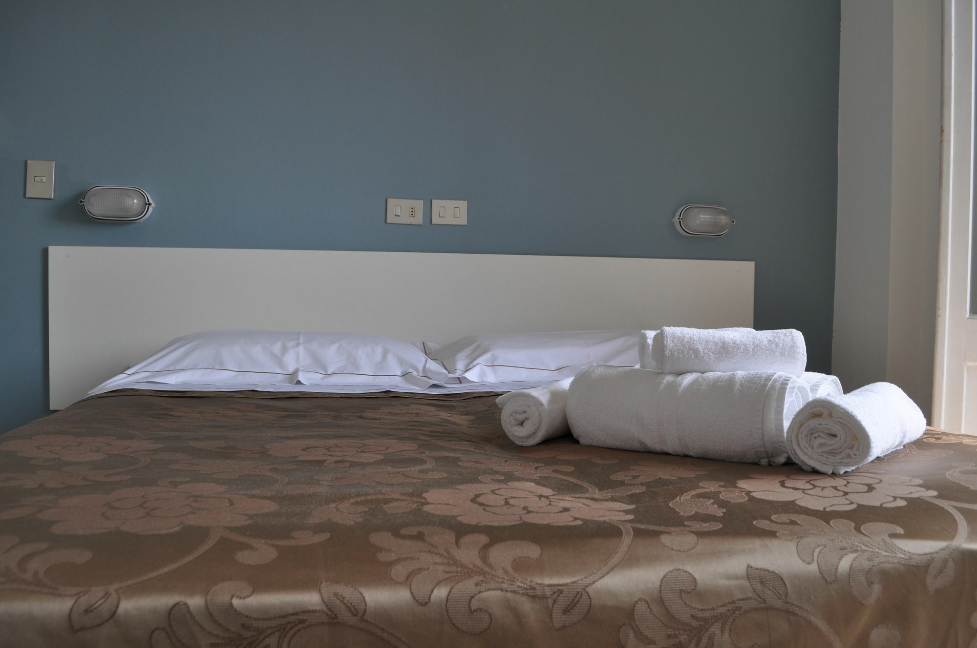Hotel Urano กัตตอลิกา ภายนอก รูปภาพ