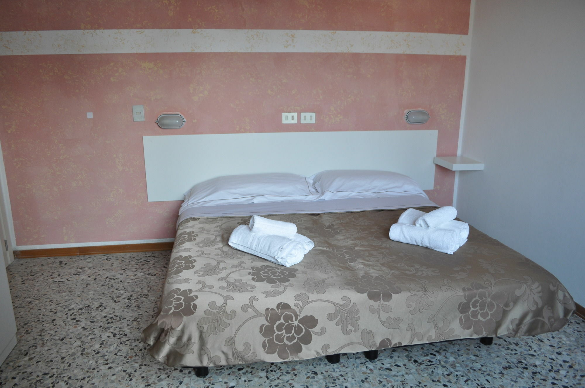 Hotel Urano กัตตอลิกา ภายนอก รูปภาพ